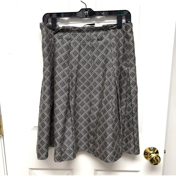 Banana Republic Black Cream Skirt, Geometric Ruffle Waist Pleats, Women's Size 2 - Picture 1 of 6